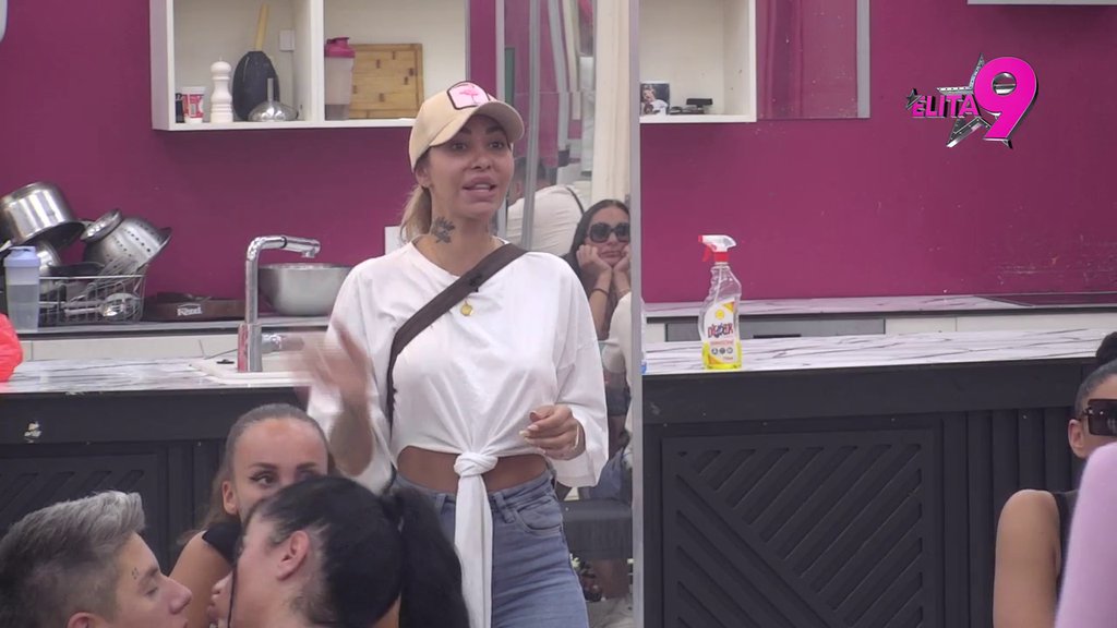 Na korak da postanu najbolje drugarice: Stanija i Aneli ispeglale račune, ljudi gledaju i ne veruju šta se dešava (VIDEO)