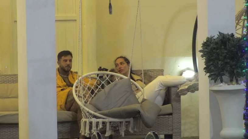 Od slova do žargona: Đukić i Laura sve prisniji, on je učio ćirilici i ispitivao o njenim poštapalicama! (VIDEO)