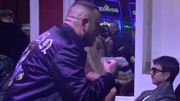 Dobro protrljajte oči: Ovo je klip o kom Dača priča! Aneli mu rukama pokazuje da priča s Carem i očima potvrđuje na njega (VIDEO)