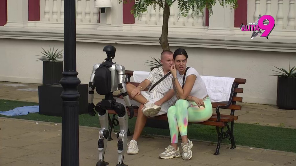 PAKLENA TROJKA: Mina i Asmin žele da  ubace Zorici crva sumnje da je među njima buknuo ljubavni plamen! Zatražili blagoslov od robota Toše! (VIDEO)
