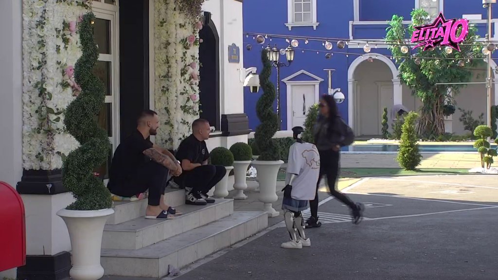 Nikoga nije zaobišao: Toša redom pozdravio sve učesnike, pa otišao da se upozna sa Osmakčićem i pokupi nove tračeve! (VIDEO)