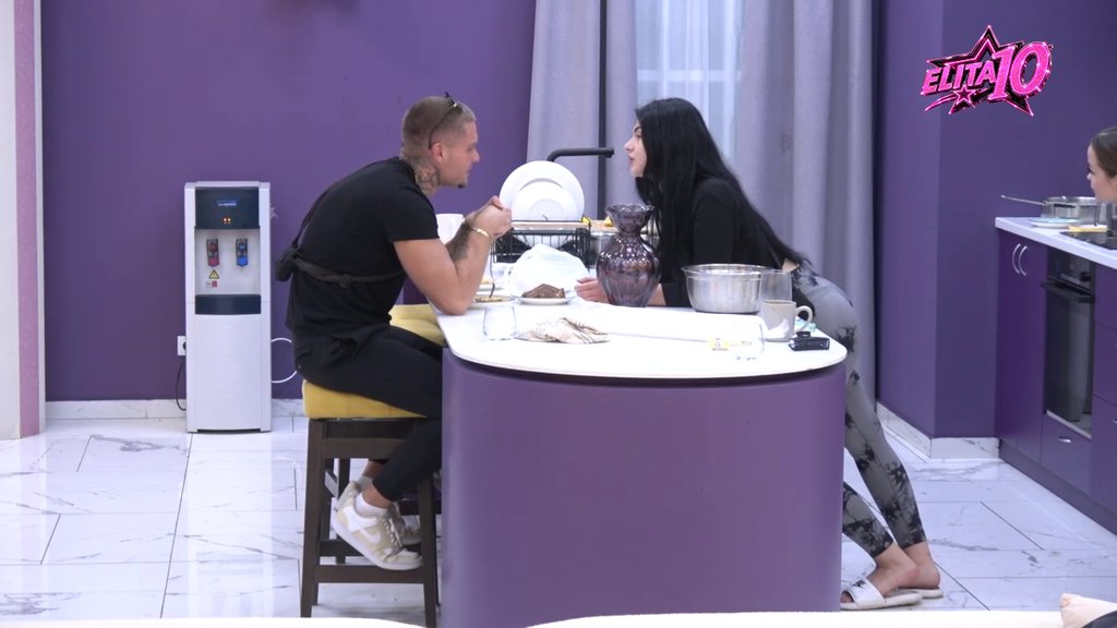 Nijedna me nije odbila, jednom namignem i dobijem sve: Leon rešio da osvoji Kristinu, ona glumi ledenu kraljicu! (VIDEO)