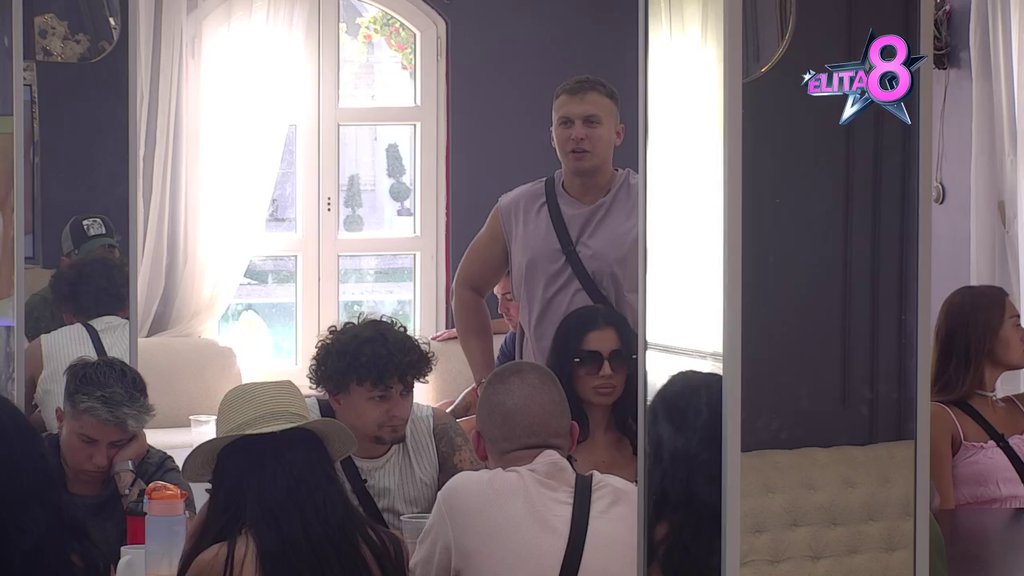 Bila bi katastrofa da nemamo ogledala: Mateja ponosan na sebe, ukućani smatraju da mu je najbitni fizički izgled! (VIDEO)