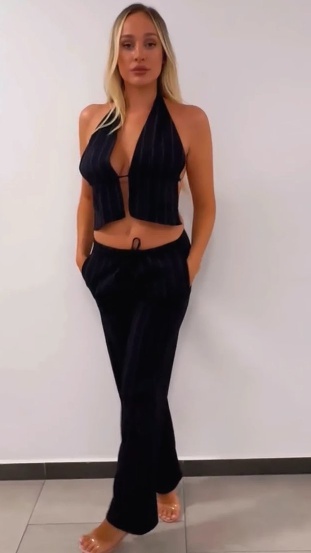LUNIN DEKOLTE PUCA! Đoganijeva ponela smelu odevnu kombinaciju, a između grudi samo KONČIĆ (FOTO)