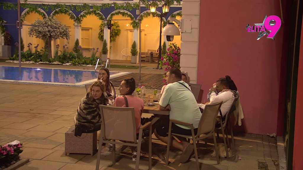 Bora krenuo i ne zaustavlja se: Sara ne prestaje da turira za Ivana, postavio joj pitanje zbog kog je PREBLEDELA u sekundi! (VIDEO)