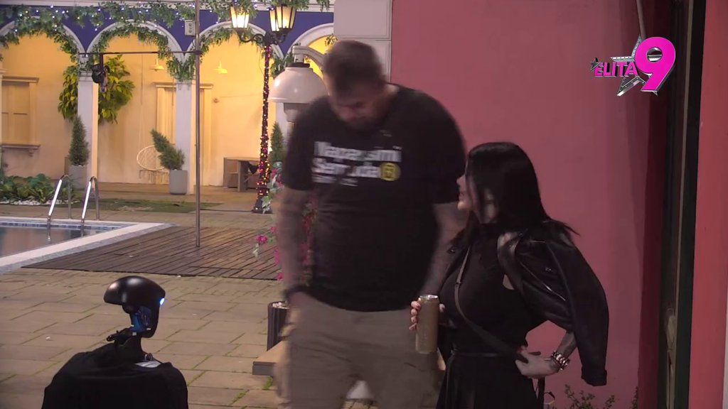 Ti si moj brat, a ona moja k*ravela! Toša priredio specijalne poklone za Janjuša i Kačavendu, Vanja pokušala da odglumi ravnodušnost (VIDEO)