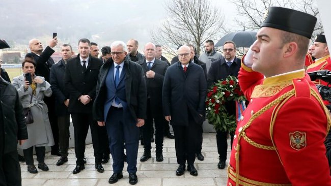 'DA NIJE BILO MOJKOVAČKE BITKE I JUNAKA, NE BI BILO NI POBEDE 1918.' Premijer Vučević u poseti Mojkovcu: Rekonstrukcija pruge od Bara do Beograda prom