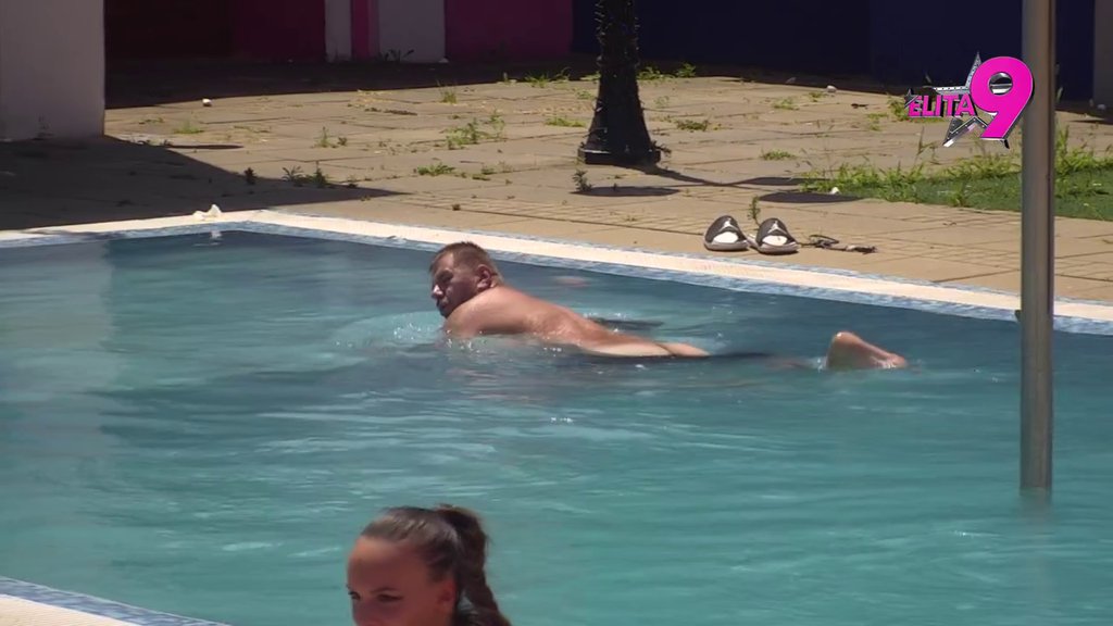 Jednu gleda, drugu pipa! Janjuš skinuo kupaći ispred Stanije i Aneli, Dobrojevićka ga opametila stopalom u glavu! (VIDEO)