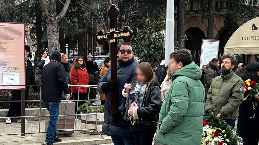 Tužna povorka krenula ka večnoj kući Milorada Milinkovića: Njegova ćerka roni suze i ljubi očevu sliku (FOTO+VIDEO)