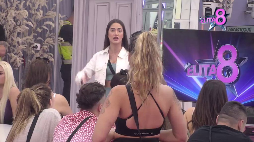 Popucala po svim šavovima: Aneli krenula para na uši! Otpisala sve prijatelje, pa zaratila sa pola kuće! HAOS  (VIDEO)