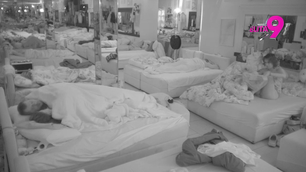 SVE 'PUCA' OD LJUBAVI! Mina i Viktor s jedne, Janjuš i Vanja s druge strane rasplamsali strasti! Spavaća soba odzvanja! (VIDEO)