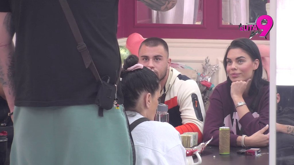 Ubacila u petu brzinu: Aneli svim silama nagazila Janjuša zbog provokacija, on joj vrišti u lice od smeha! (VIDEO)