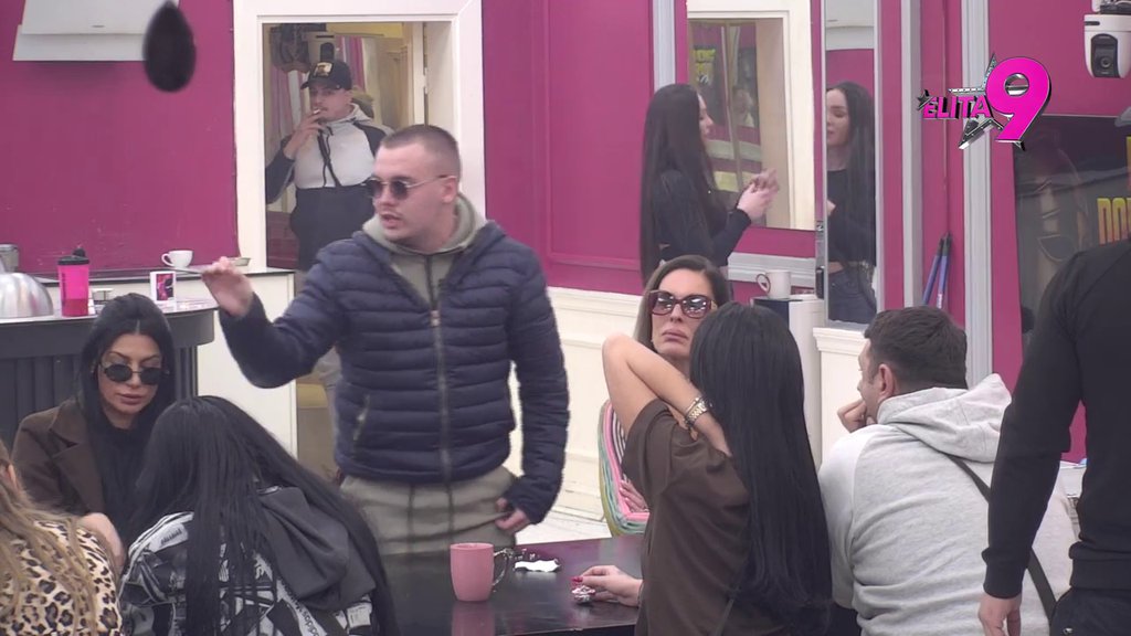 Terza pobeseno zbog spajanja sa Minom: Žestoko se obračunao sa Dačom zbog tračarenja i rušenja njegove veze sa Sofijom! Viktor dodatno raspalio vatru: Tvoja devojka mene hrani! (VIDEO)