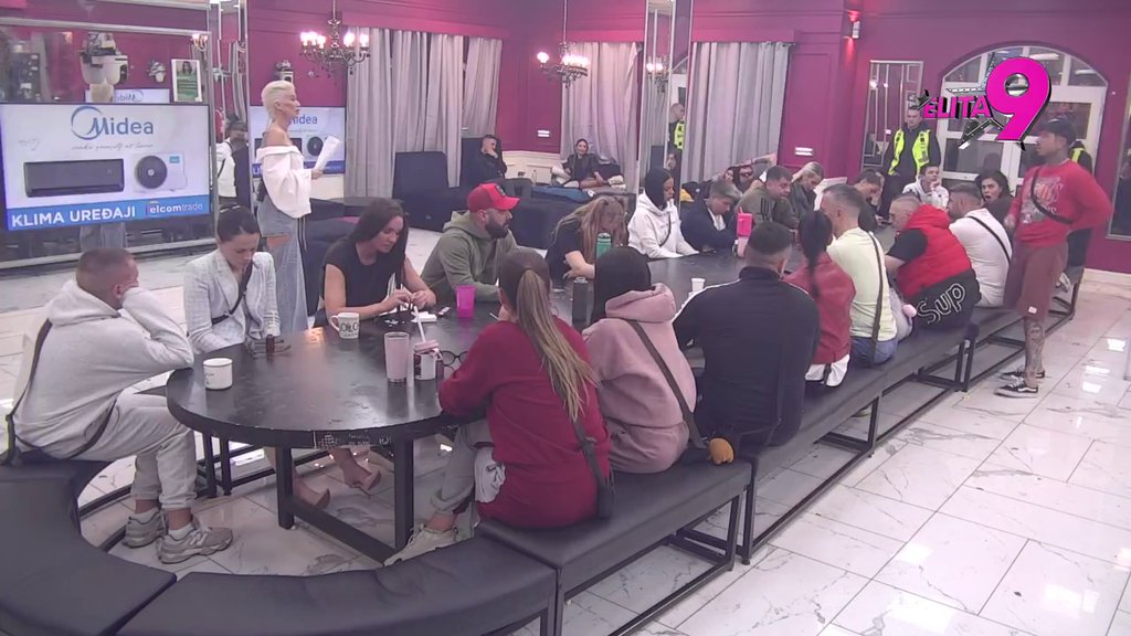 Maja Marinković naredila Asminu da može da gleda samo u nju i u pod, on potvrdio (VIDEO)