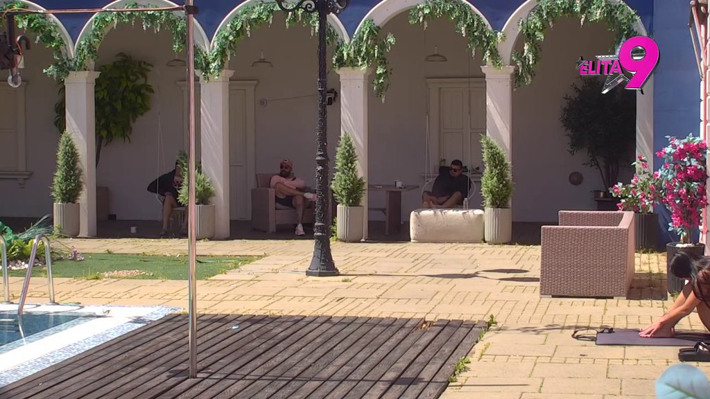 Vanja Živić pretrnula od straha: Cimerima otkrila o čemu je reč, oni u šoku! (VIDEO)