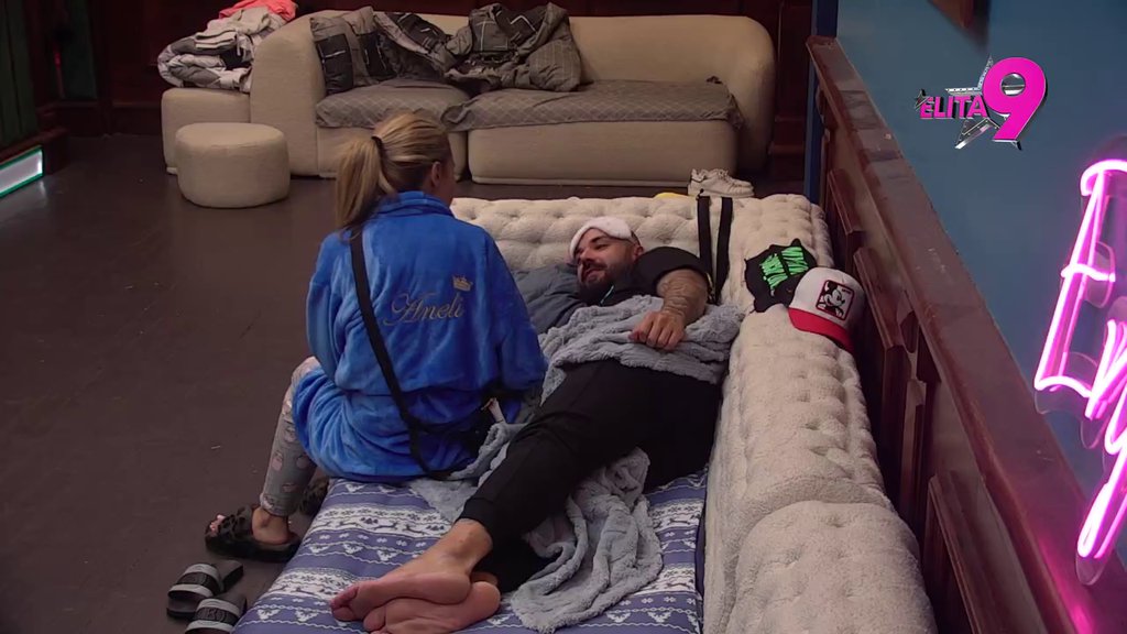 Posle svađe sve je slađe: Aneli ponovo prešla preko Lukinih poniženja, pa mu se bacila u krevet (VIDEO)