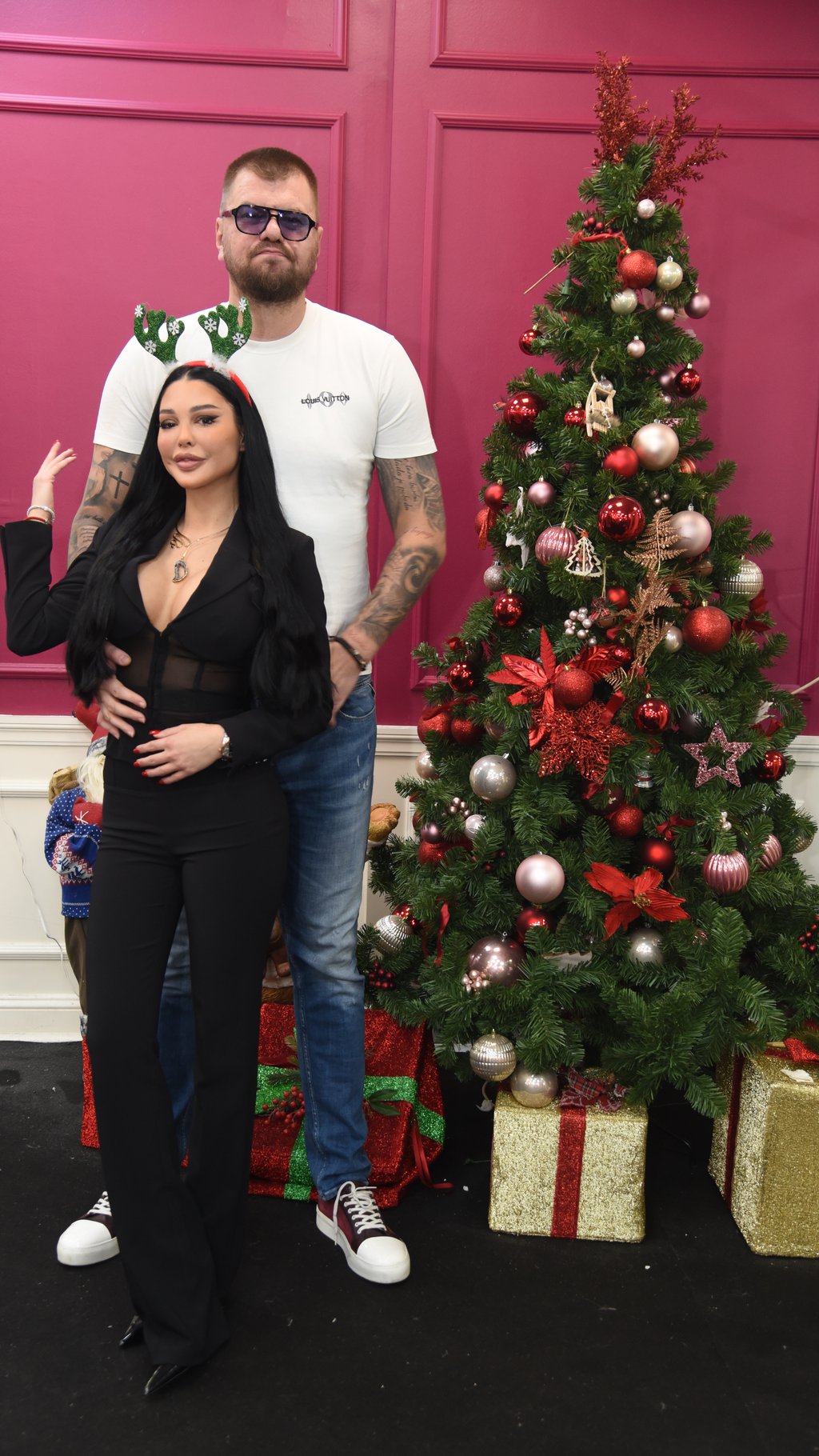 PRCKO I ŽAKLINA U SVOM RUHU! Maja i Janjuš, ugašenih emocija, pozirali za novogodišnji editorijal Pink.rs, on je ščepao oko struka, ona ne skida osmeh s lica (FOTO)