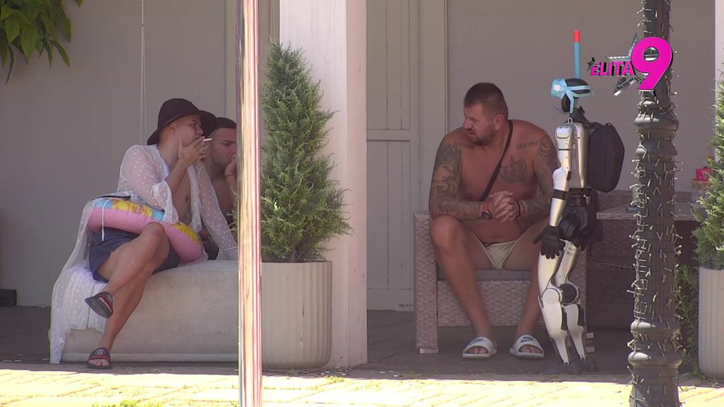 Jedva sam stomak ugurao u ovu gumu: Uroš se žalio Toši, Janjuš obećao da će ga naučiti da pliva! Hit razgovor sa robotom! (VIDEO)