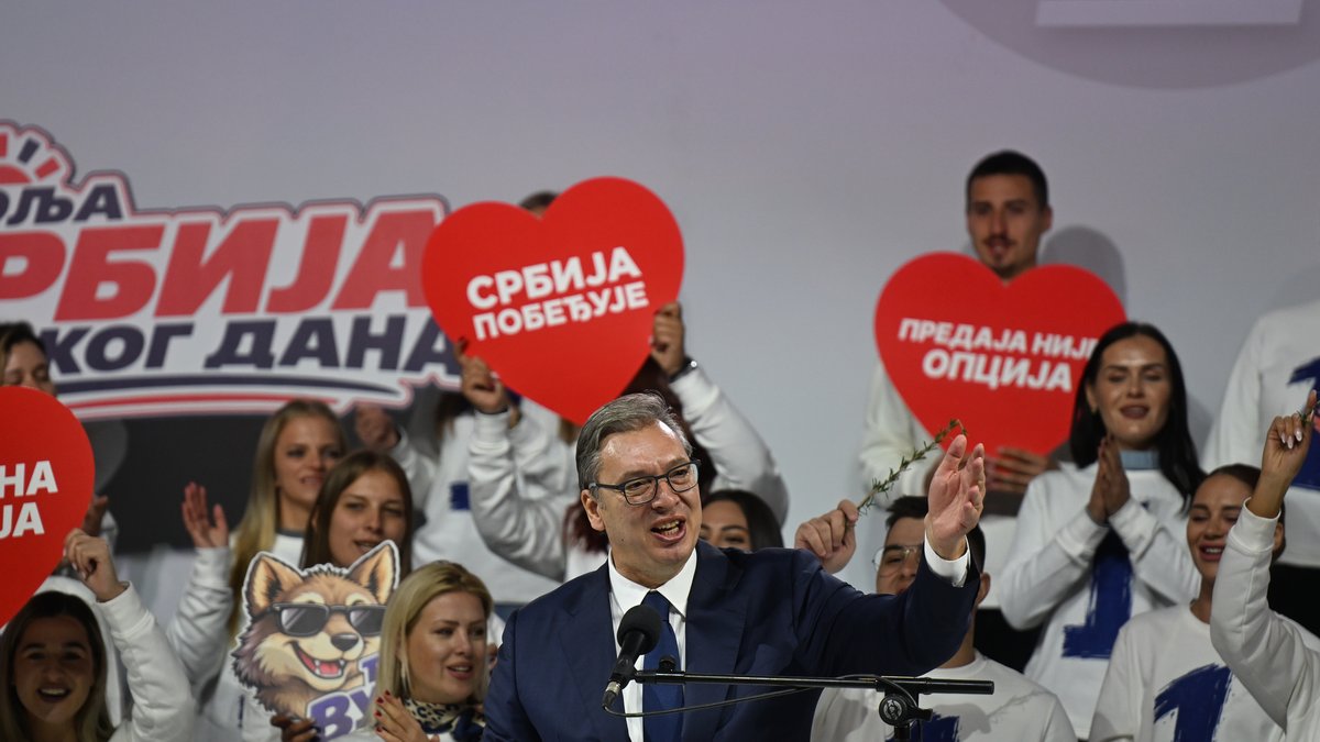 'ULOŽIĆEMO 6 MILIJARDI ZA LEČENJE DECE SA RETKIM BOLESTIMA' Vučić na skupu u Novom Sadu: Od početka sledeće godine besplatni zubari prvo za najstarije