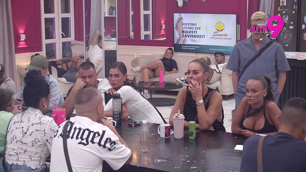 Baba koja visi na muškim polnim organima: Uroš raspalio vređalicu, Sofija unakazila Kačavendu kao nikad! (VIDEO)
