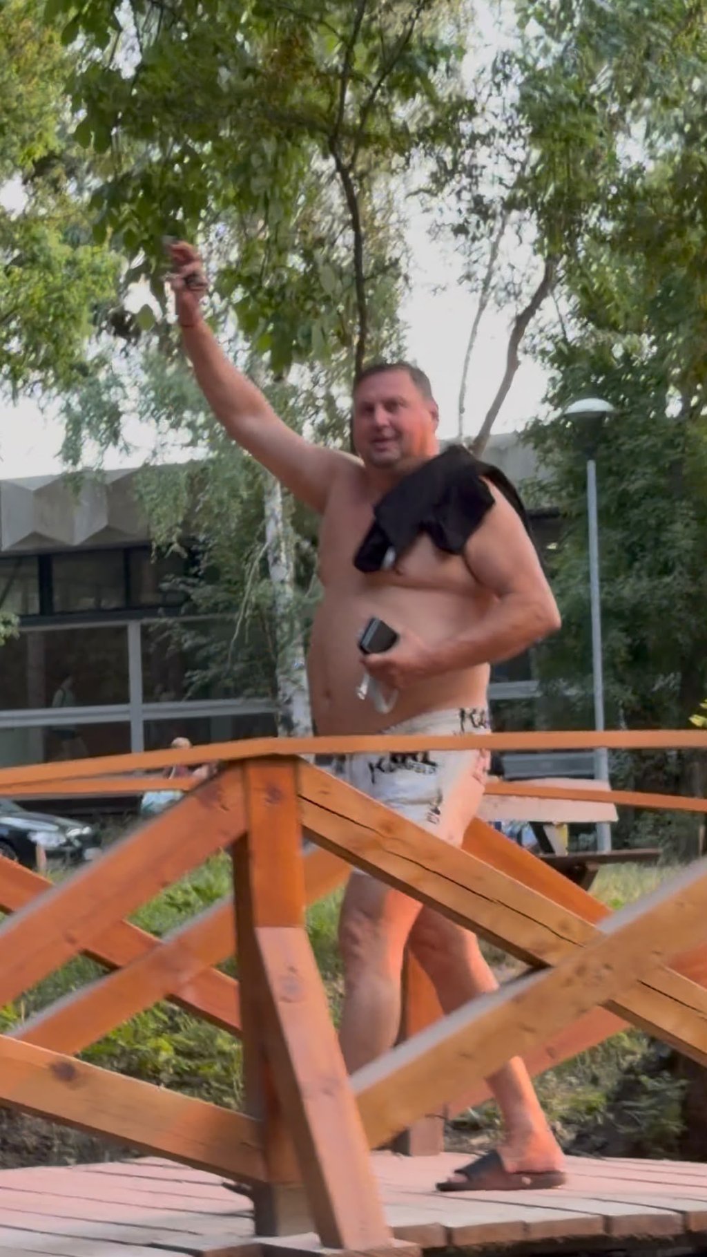 PINK.RS PAPARACO! Taki Marinković u javnosti prvi put nakon skandala ćerke Maje i Asmina: Na sebi imao samo šorts i papuče (FOTO+VIDEO)