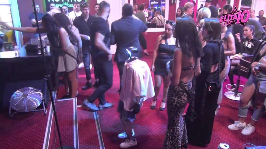 Žurka dobila totalno drugu dimenziju: Toša okupio devojke oko sebe, pa zanjihale kukovima samo za njega! (VIDEO)