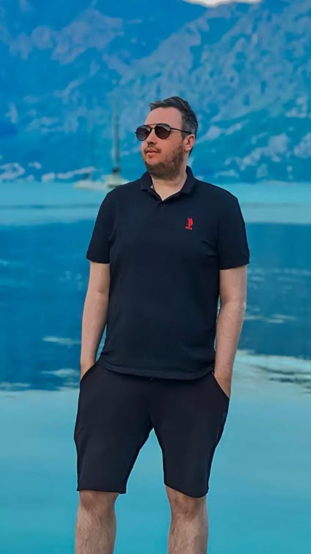 Otkriveni detalji gej afere! Poznati pevač vreme na plaži provodi vreme sa ljubavnikom, dok mu je žena u blizini! Voditelj ih raskrinkao! (VIDEO)