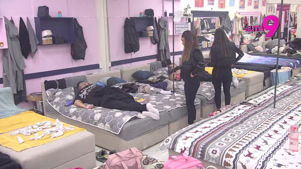 USTRUČAVAMO SE ZBOG TEBE! Teodora bez blama hoće da LEGNE U KREVET SA FILIPOM pored Bebice! (VIDEO)