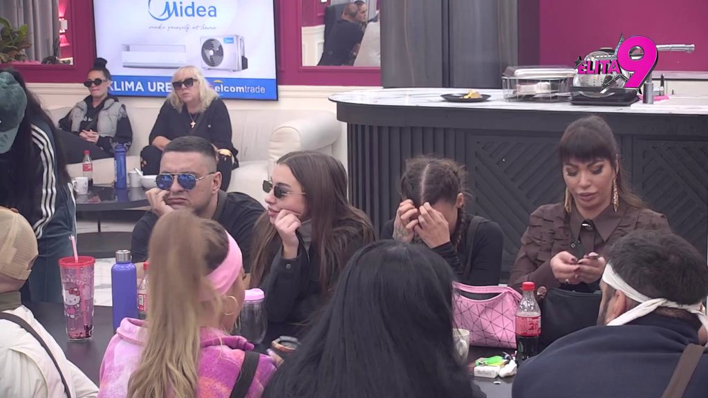 DUHOVITA JE I ZANIMLJIVA: Filip Đukić otkrio učesnicima kako je proveo vreme sa Teodorom u izolaciji, Bebica promenio sve boje poput semafora! (VIDEO)