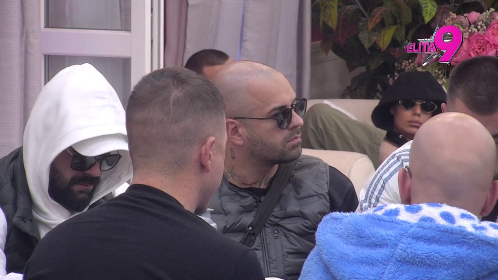 Haos za crnim stolom! Sandra Todić uzvratila Kačavendi preko bivšeg muža, ona svela račune s Milanom zbog Karića: On je bio gost kod mojih sinova u Crnoj Gori, PRVI JE POČEO! (VIDEO)