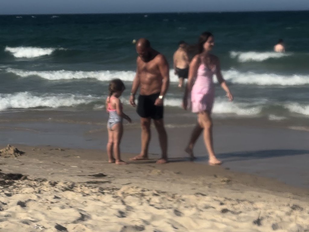 PINK.RS PAPARACO! Panda prvi put uslikan sa ćerkom: Voditelj ne odmara ni na odmoru, evo šta radi na plaži (FOTO+VIDEO)