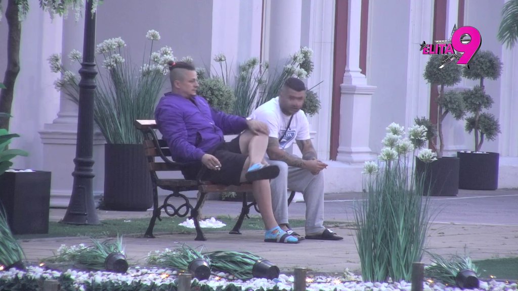 Nemoj da mi se obraća: Asmin dotrčao do Terze, stao na njegovu stranu, pa priznao: Ja navijam za tebe, neću ni sa kim više da se družim! (VIDEO)