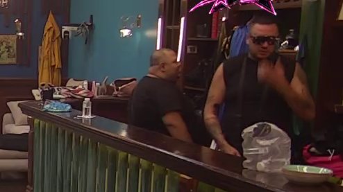 OZNAČILA SVOJU TERITORIJU: Jakšićka uživa u mrvicama pažnje sa Carem, pa zagljeni legli ispred Laure! (VIDEO)
