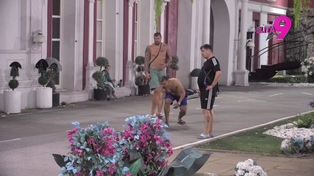 Ovakvu zabavu niko nije očekivao: Njih četvoro smislili zabavu koja je postala atrakcija, napravili kuglanu od imanja! (VIDEO)