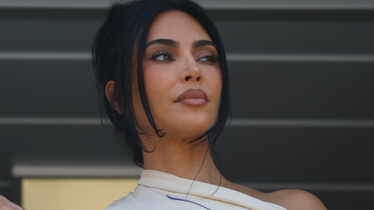 Kim Kardašijan se uvukla u najužu haljinu ikada: Skroz od čipke, providna, struk tanak, a grudi pucaju