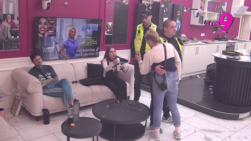 Grebaćeš na kapiju za 30 sekundi! Advokatica PRESPOJILA ŽICE, urliče na Saru iz petnih žila, OBEZBEĐENJE JE DRŽI! (VIDEO)