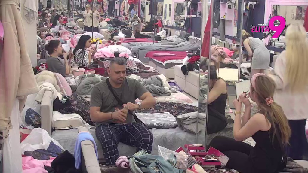 HAOS! Bora krenuo da GAĐA Anastasiju JAJIMA! Trese se spavaća soba! (VIDEO)