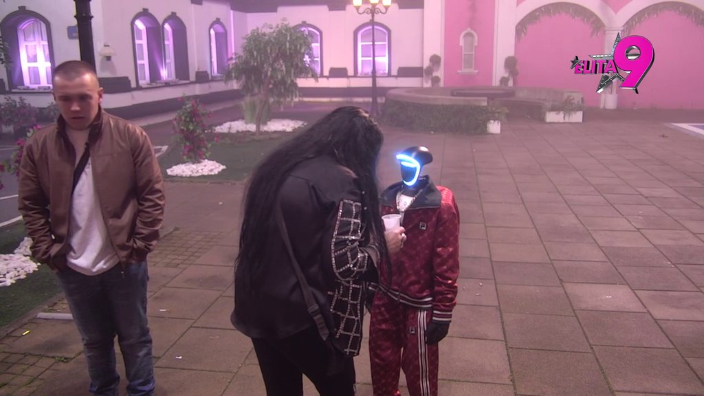 Ne trpi alavost: Robot Toša počastio cimere, pa zaveo red jednim potezom (VIDEO)