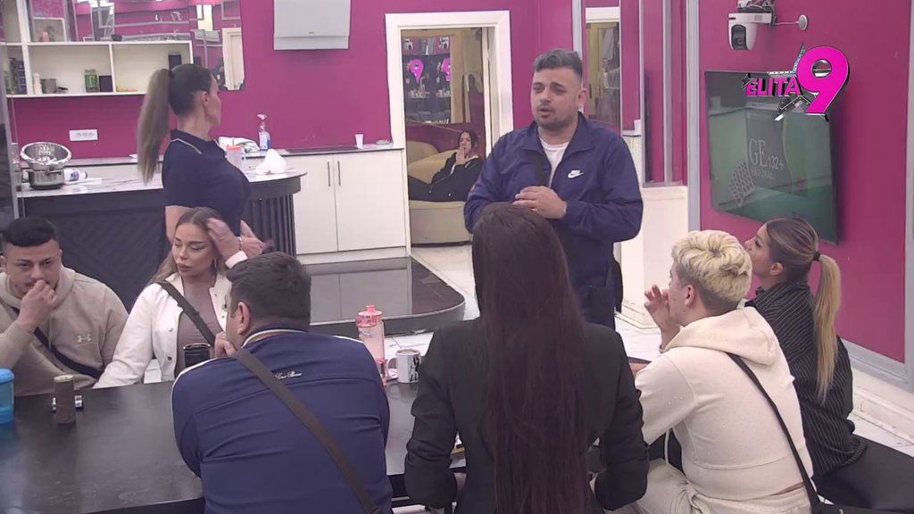 Što se morala tiče ona je morala! Aleksandra Jakšić na stubu srama zbog skakanja s muškarca na muškarca, cimeri je izrešetali! (VIDEO)