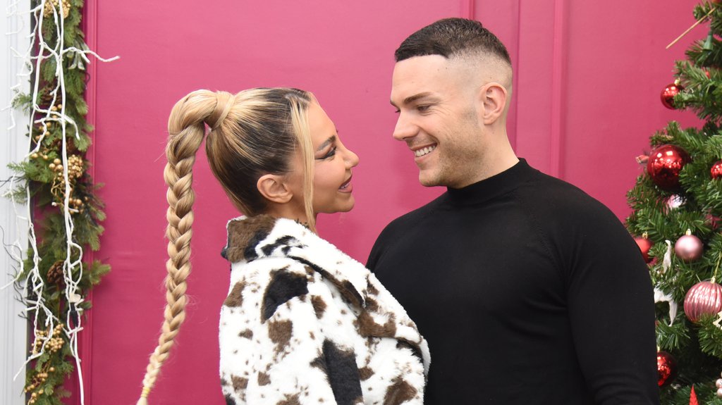 PRIJATELJI ILI NEŠTO VIŠE?! Aneli i Anđelo zablistali poput Las Vegasa na novogodišnjem slikanju! Osmesi govore više od hiljadu reči!