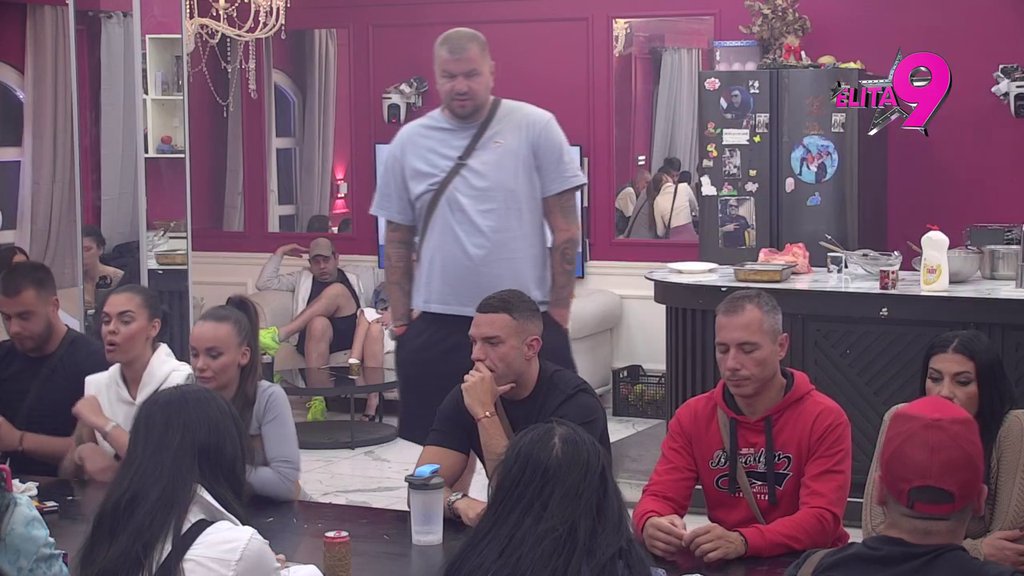 Smehotres u Eliti: Janjuš izlaganjem doveo sve do suza, ovako duhovit nije bio nikada! (VIDEO)