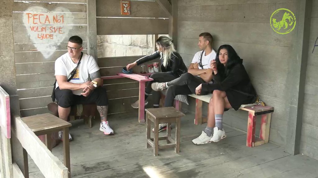 ŽESTOKO! Kristijan od rane zore opleo po cimerkama: U tome je spavala, i sad će takva da ide na pijacu (VIDEO)