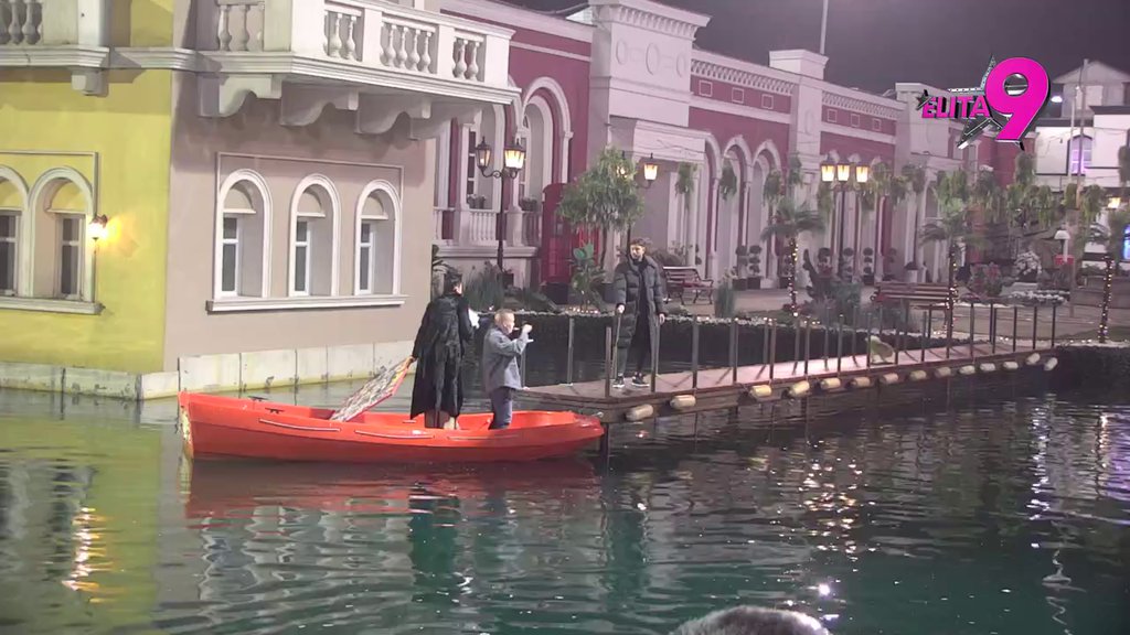 Urnebesna vožnja čamcem: Maja i Dačo pokazali svoje neznanje veslanja, zamalo završili kao Titanik (VIDEO)