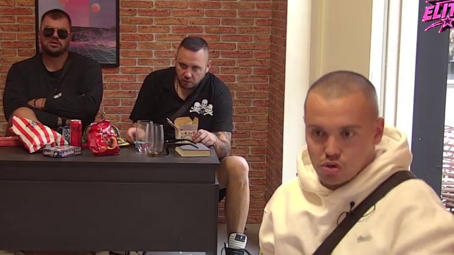 Jako ste se osilili... Uroš osuo rafalnu paljbu po svim muškarcima koji napadaju Aneli (VIDEO)
