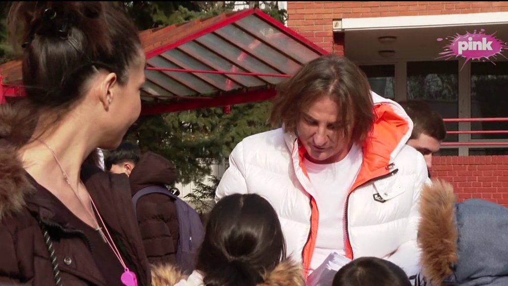 AUTOBUS PUN DEČJEG OSMEHA KRENUO PUT KOPAONIKA! Željko Mitrović ispratio drugu grupu DECE bez roditeljskog staranja na zimovanje i podelio im DUPLE DŽEPARCE (FOTO+VIDEO)