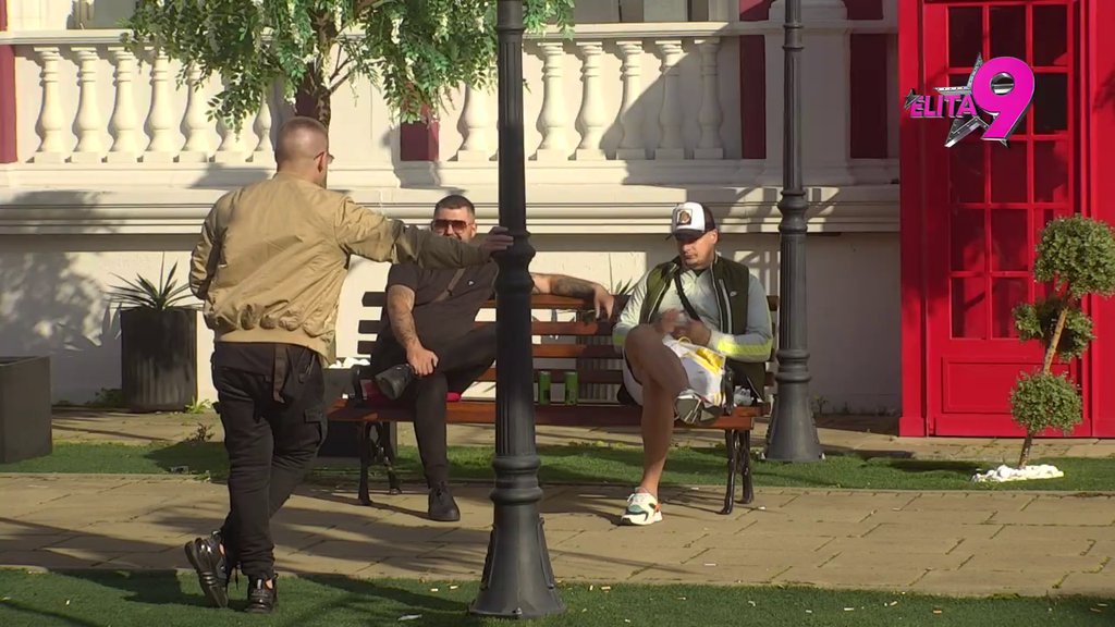 BRUTALAN! Asmin upropastio devojke u kući, a nju je posebno uništio: SMRDI JOJ IZ USTA NA LEŠ! (VIDEO)