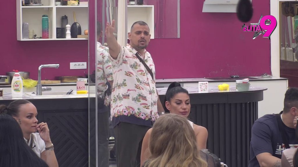 SA NJOM SE POMIRIO, SA NJIM ZARATIO! Bora priznao da se kaje zbog vređanja Anastasije, pa opleo po Urošu: Tatica te izbacio iz kuće (VIDEO)