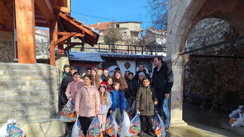 RADOST I OSMESI! Paketići predsednika Vučica za srpske mališane na KiM na Badnji dan stigli do Orahovca i Hoče! (FOTO)