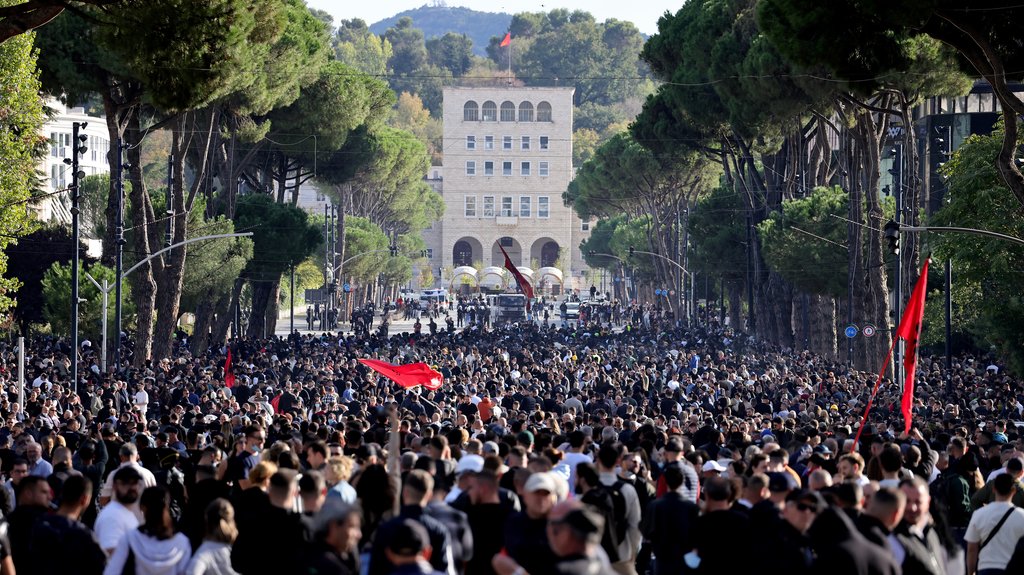 Protesti u Albaniji traju 13. dan: Demonstranti se okupili ispred ...
