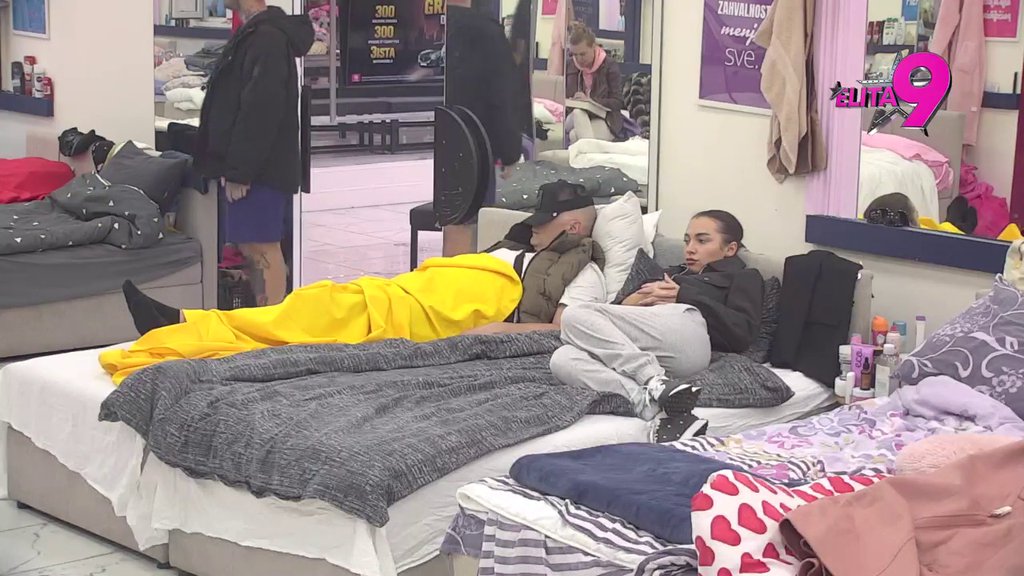 Na svaki način pokušava da sačuva vezu: Sara gleda u jednu tačku dok Sale Luks spava, ne odvaja se od njega (VIDEO)